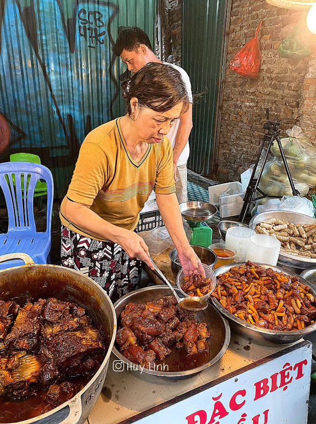 Cá kho phố cổ bỗng hot đến lạ: Thi nhau review, người không thích cá còn ăn thường xuyên vì cuốn mồm-1