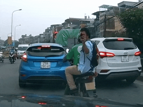Khách tây đi Grab Bike nhổ nước bọt khiêu khích người đi đường