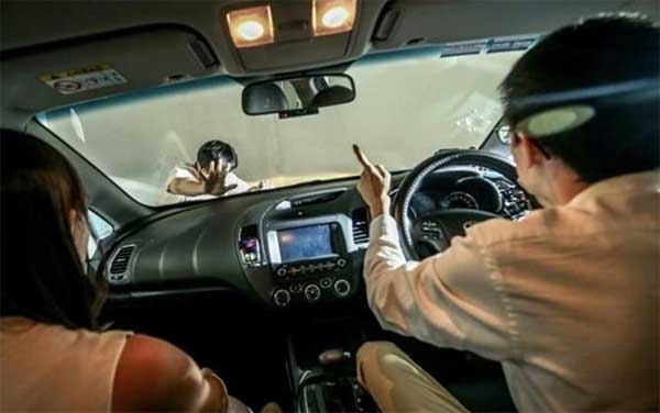 Bắt quả tang vợ ngoại tình, người đàn ông nhảy lên nóc xe của kẻ thứ 3 suốt 7 km-1