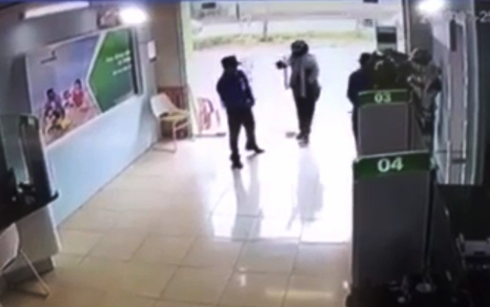 Nóng: Nguyên Thượng úy công an là người cầm súng xông vào ngân hàng Vietcombank ở Thanh Hóa-1