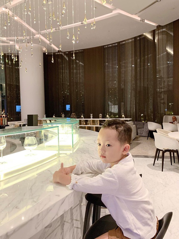 Ly Kute khoe ảnh du hí cùng con trai, ai nấy phát sốt vì vẻ soái ca” đầy khác lạ của Khoai Tây-1