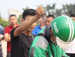 Phát hiện thi thể nam thanh niên mặc áo Grab tử vong bất thường dưới sông giữa đêm lạnh-2