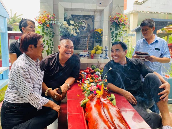 Xúc động hình ảnh Quyền Linh cùng bạn bè đến thăm mộ nhân 23 năm ngày mất của Lê Công Tuấn Anh-1