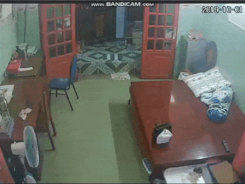 Clip: Thấy cửa mở toang, nam thanh niên lẻn vào nhà cuỗm chiếc túi xách chứa tài sản hơn 1 tỷ đồng trong chớp nhoáng-1