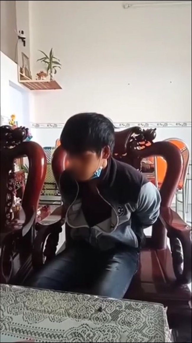 Bắt tại trận vợ 48 tuổi ngoại tình với phi công trẻ mới 28 tuổi, người chồng uất ức tát thẳng mặt tình địch-1