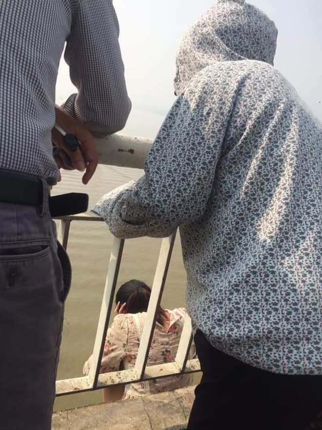 Người phụ nữ bỏ con, trèo qua thành cầu Chương Dương định tự tử, dân mạng liên tục cập nhật diễn biến-2