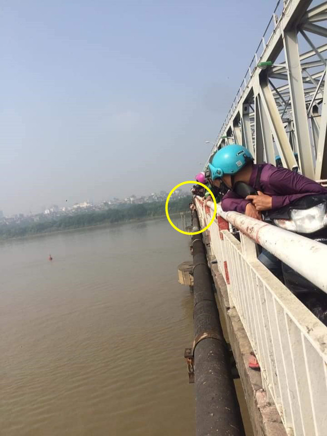 Người phụ nữ bỏ con, trèo qua thành cầu Chương Dương định tự tử, dân mạng liên tục cập nhật diễn biến-3