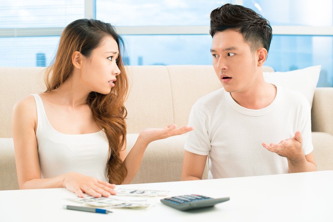 Mua cho mẹ cái áo 500 nghìn đã bị chồng mắng ngay trong siêu thị, tôi đưa ra tin nhắn ngân hàng gửi đến khiến anh nhục nhã cúi gằm mặt-2