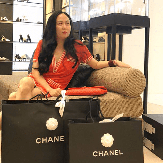 Vung tay mua hàng hiệu không tiếc, Phượng Chanel vẫn mặc lại những bộ cánh sến súa-1