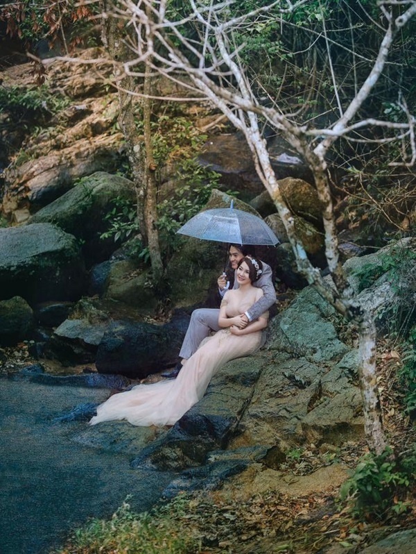 Sao Việt dở khóc dở cười vì mất điện, mưa lớn, cô dâu ngất xỉu trong hôn lễ-1