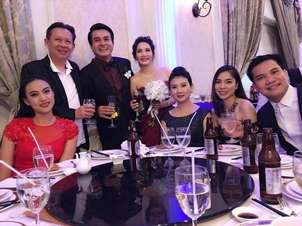 Sao Việt dở khóc dở cười vì mất điện, mưa lớn, cô dâu ngất xỉu trong hôn lễ-2