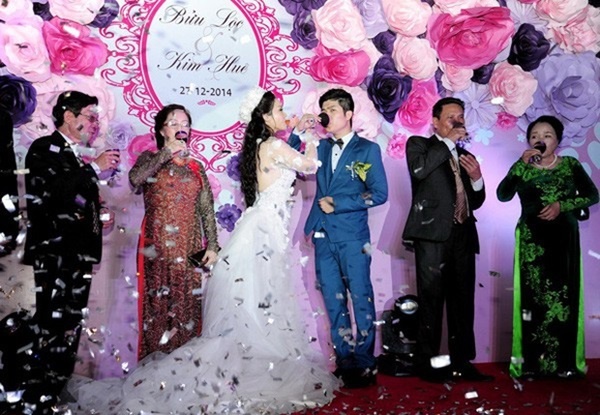 Sao Việt dở khóc dở cười vì mất điện, mưa lớn, cô dâu ngất xỉu trong hôn lễ-4