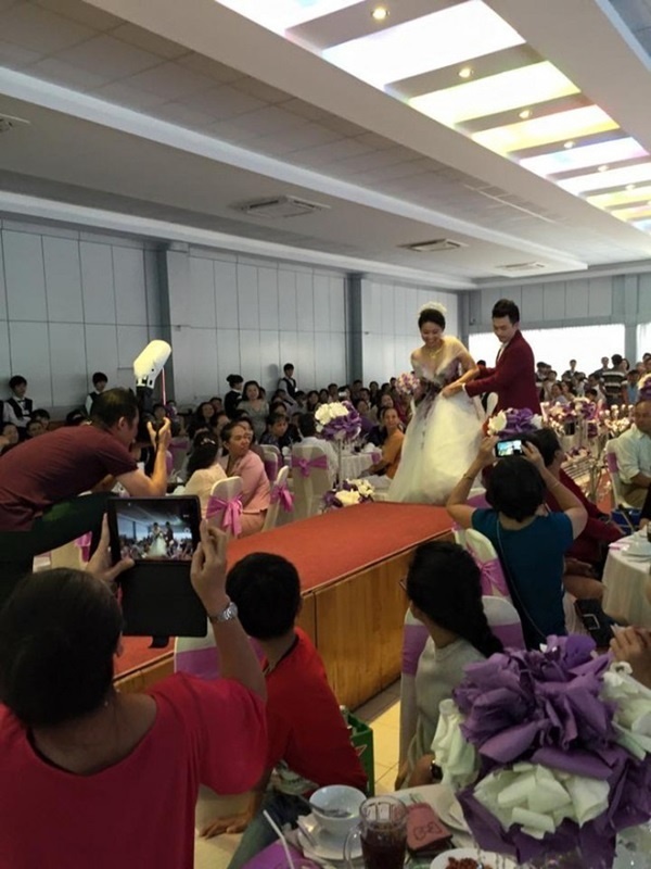 Sao Việt dở khóc dở cười vì mất điện, mưa lớn, cô dâu ngất xỉu trong hôn lễ-7
