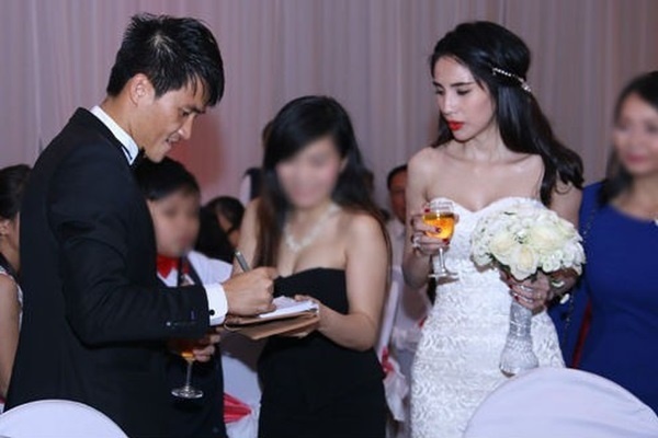 Sao Việt dở khóc dở cười vì mất điện, mưa lớn, cô dâu ngất xỉu trong hôn lễ-9