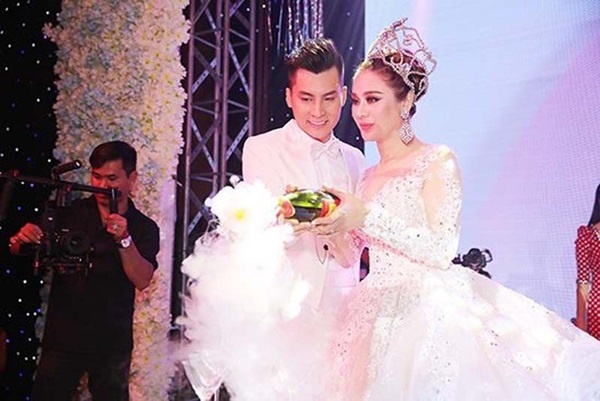 Sao Việt dở khóc dở cười vì mất điện, mưa lớn, cô dâu ngất xỉu trong hôn lễ-10