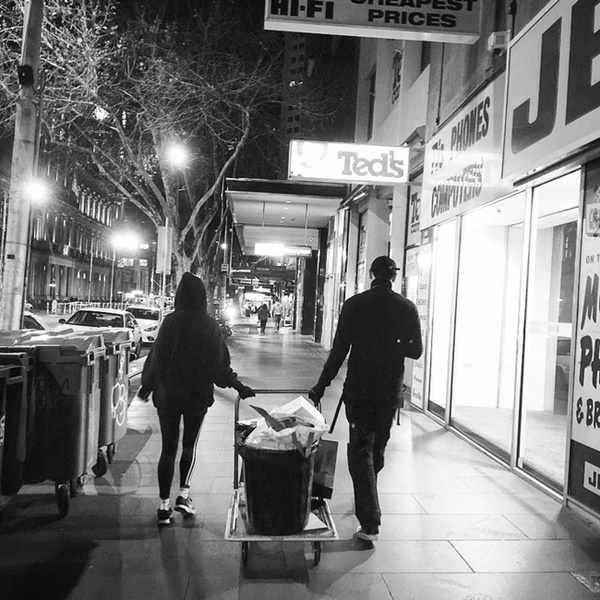 Trong lúc Hoàng Thùy bận chinh chiến Miss Universe, bạn trai tin đồn Rocker Nguyễn đã công khai người yêu bằng bức ảnh hôn đắm đuối-2