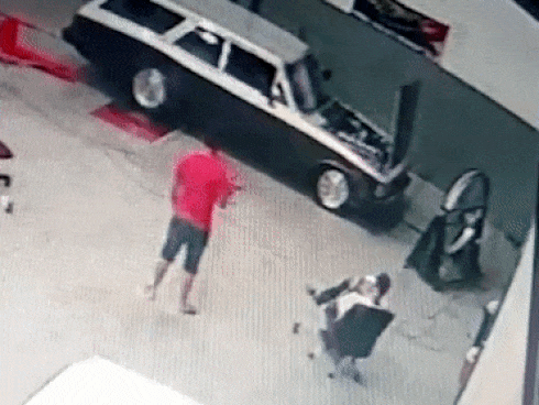 Thợ máy thiệt mạng vì bị phụ tùng ôtô văng vào người