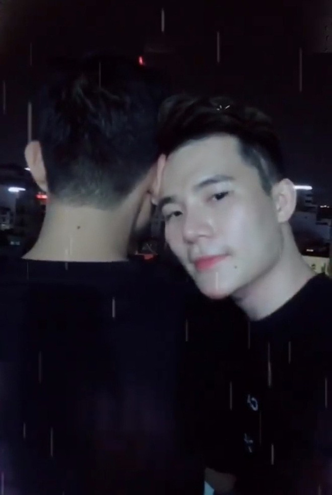 Màn khóa môi đồng giới hot nhất mạng xã hội hôm nay của Sơn Ngọc Minh và bạn trai-2