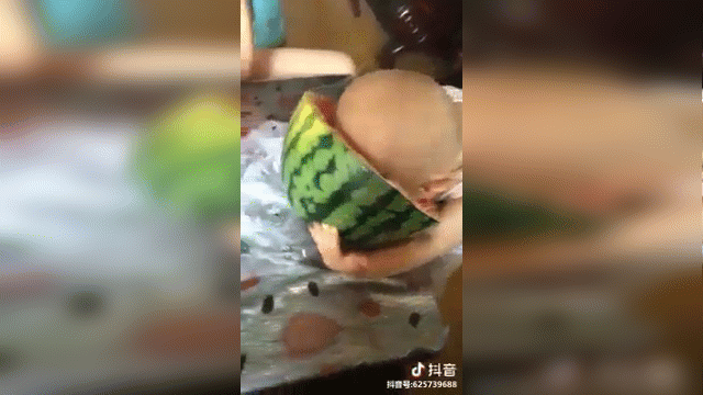 Nhìn cách em bé 2 tuổi thưởng thức kem, dân mạng phải thốt lên: Hóa ra tôi đã ăn kem sai cách cả cuộc đời-4