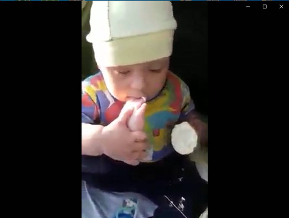 Nhìn cách em bé 2 tuổi thưởng thức kem, dân mạng phải thốt lên: Hóa ra tôi đã ăn kem sai cách cả cuộc đời-2
