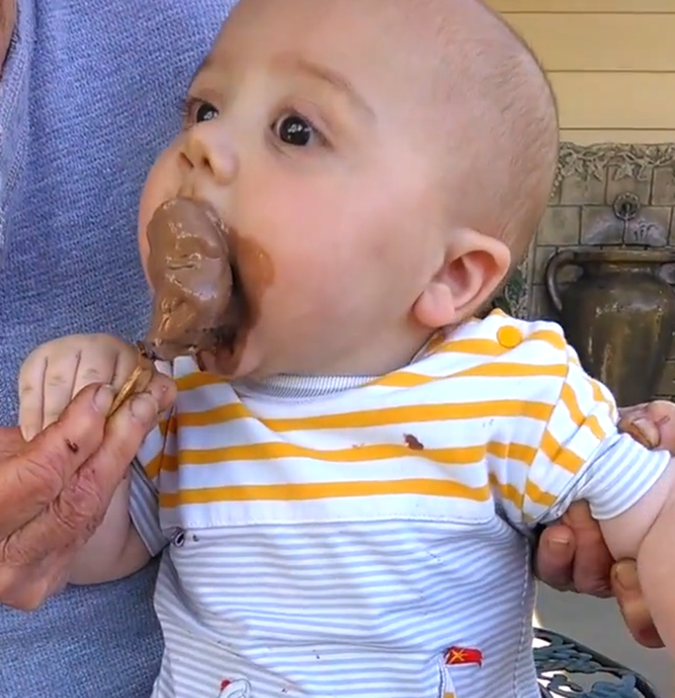 Nhìn cách em bé 2 tuổi thưởng thức kem, dân mạng phải thốt lên: Hóa ra tôi đã ăn kem sai cách cả cuộc đời-5