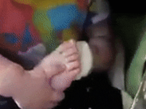 Nhìn cách em bé 2 tuổi thưởng thức kem, dân mạng phải thốt lên: 