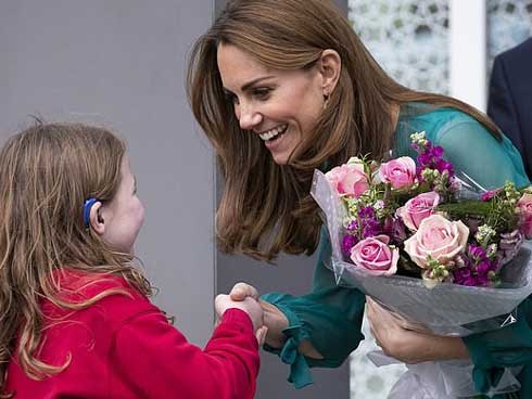 Gia đình Công nương Kate đưa nhau đi xem bóng đá, Meghan Markle muối mặt khi bị đá xéo quá khứ chảnh chọe với hàng ghế trống không-10