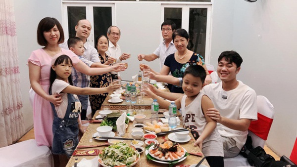 Xuân Trường tươi tắn, đón sinh nhật của mẹ cùng gia đình trước khi sang Hàn Quốc phẫu thuật-1