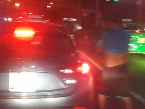 Dừng ô tô tè bậy giữa phố đông người, nam thanh niên bị phạt 900 nghìn đồng