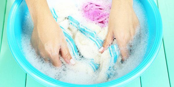 Vứt hết thuốc tẩy đổ sữa vào quần áo giặt chung, tưởng dở hơi hóa ra tác dụng thần kỳ-3