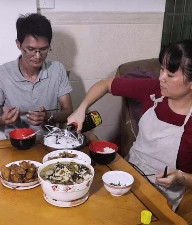 Chồng mải mê xem điện thoại quên cả ăn, vợ cao tay trị ngay tật xấu chỉ nhờ 1 món ăn khó ngờ-2