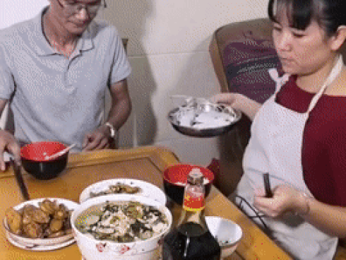 Chồng mải mê xem điện thoại quên cả ăn, vợ cao tay trị ngay tật xấu chỉ nhờ 1 món ăn khó ngờ