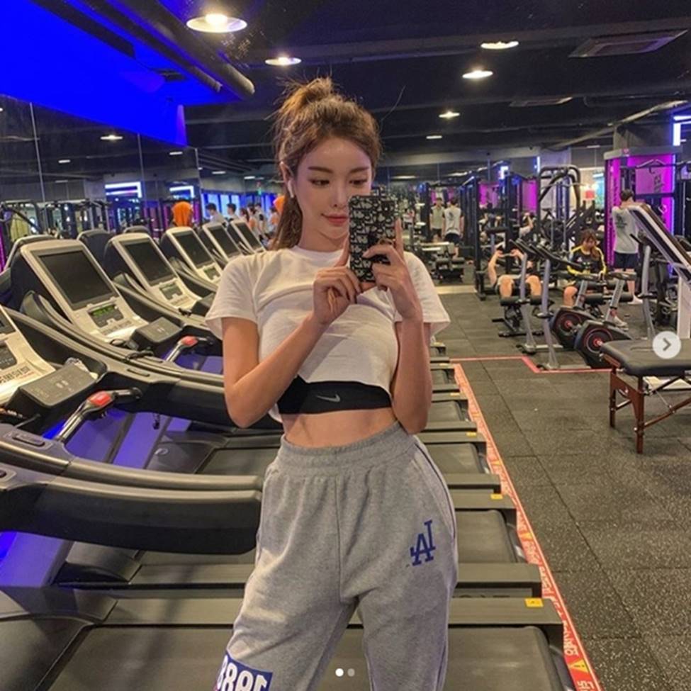 2 cô gái Hàn chứng minh da trắng, mặt xinh không bao giờ lỗi mốt-16