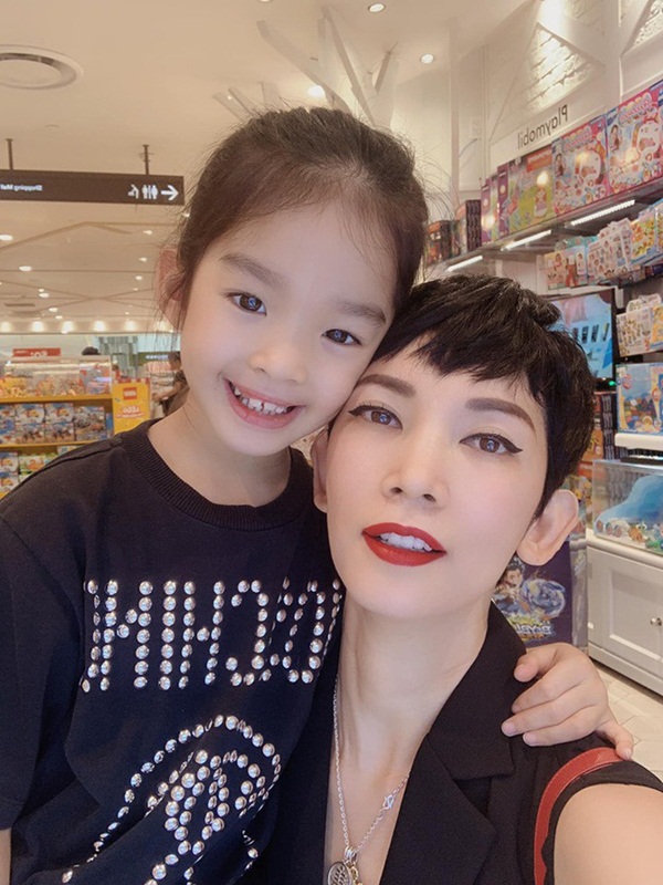 Những mẹ đơn thân đình đám Vbiz: Người đau đớn vì ung thư, kẻ vướng tin đồn cặp kè trai trẻ-16