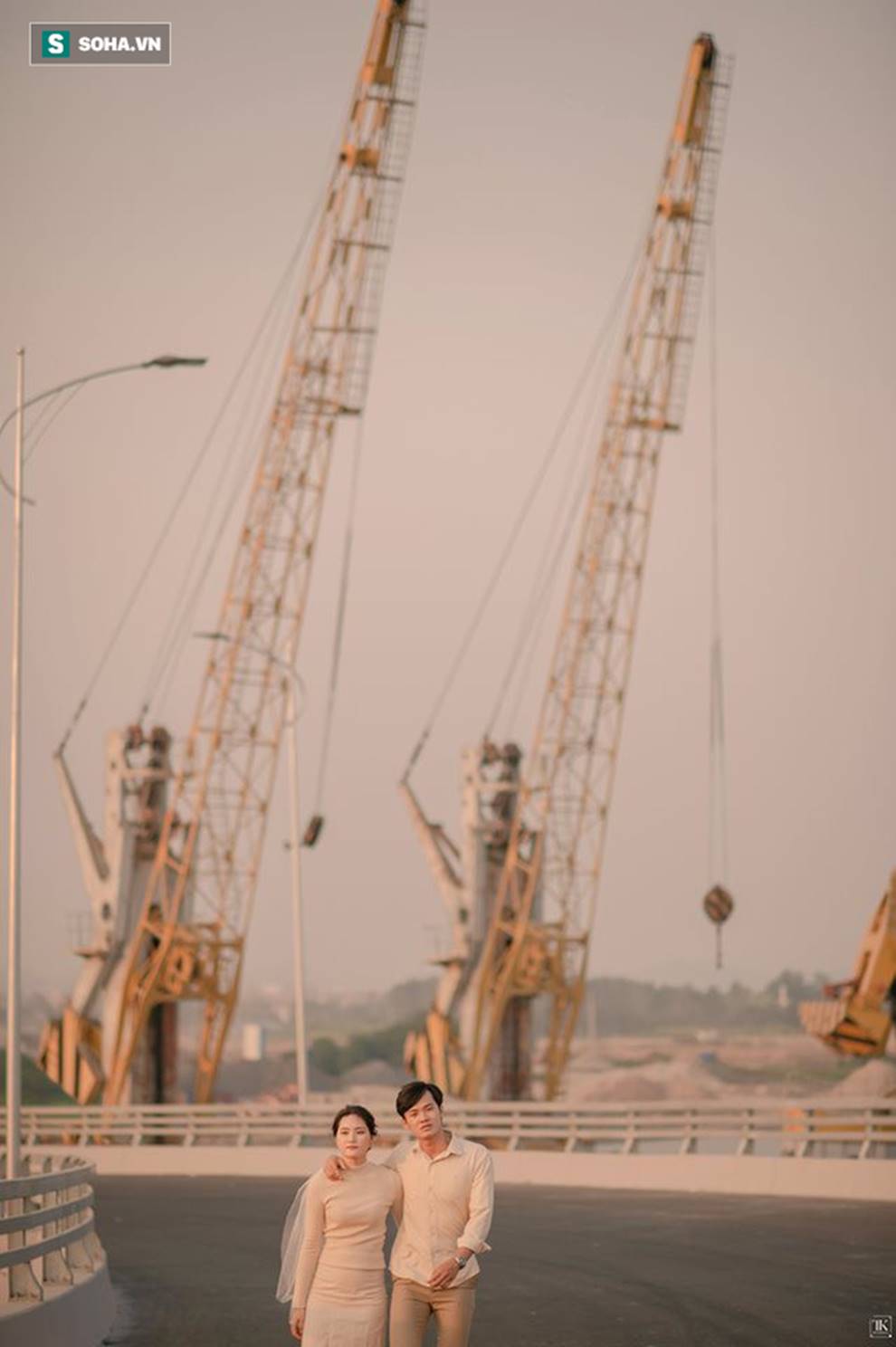 Bộ ảnh cưới siêu chất khiến dân đất Cảng thích thú: Đến nhà vệ sinh trong sân bay cũng ảo!-1