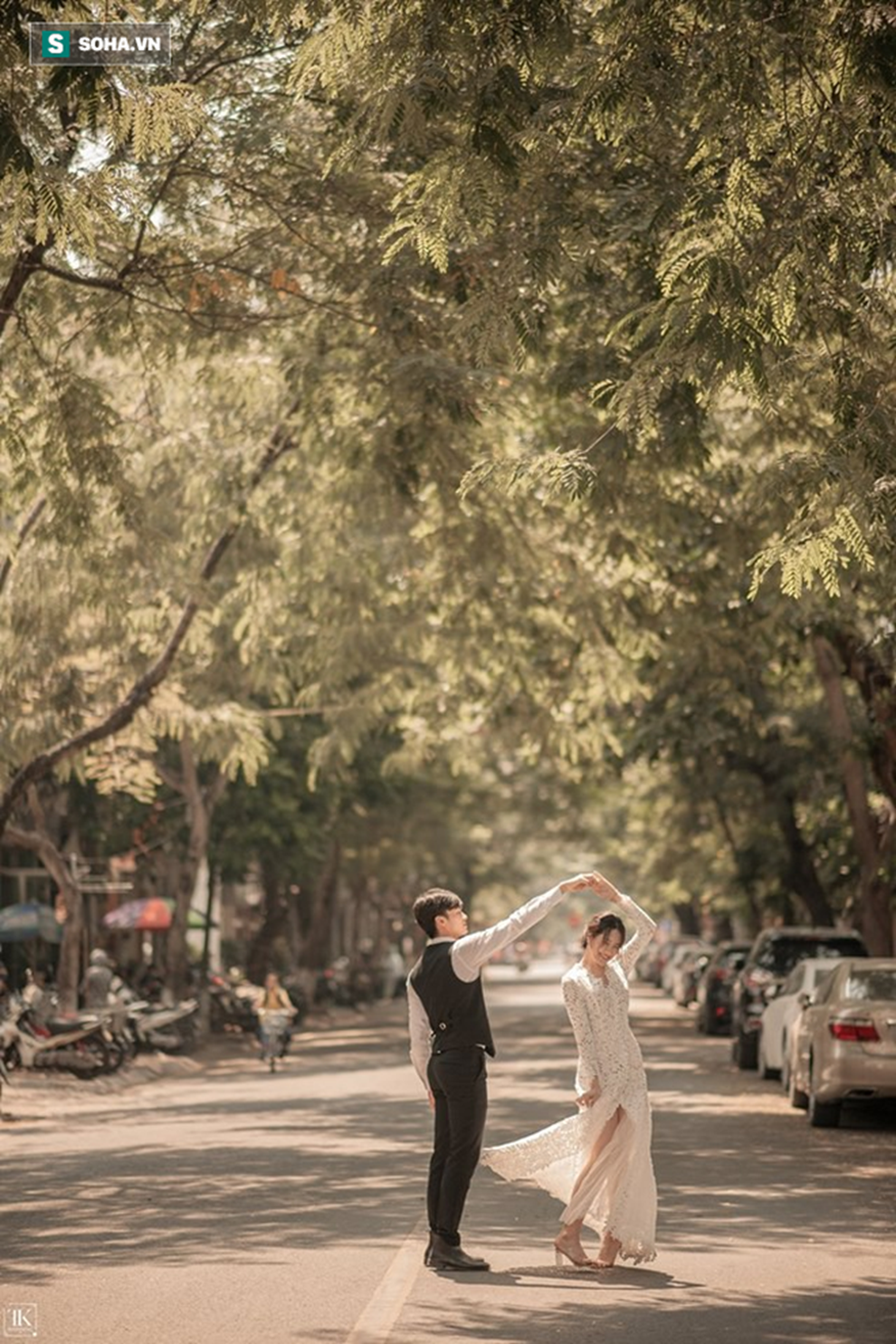 Bộ ảnh cưới siêu chất khiến dân đất Cảng thích thú: Đến nhà vệ sinh trong sân bay cũng ảo!-14