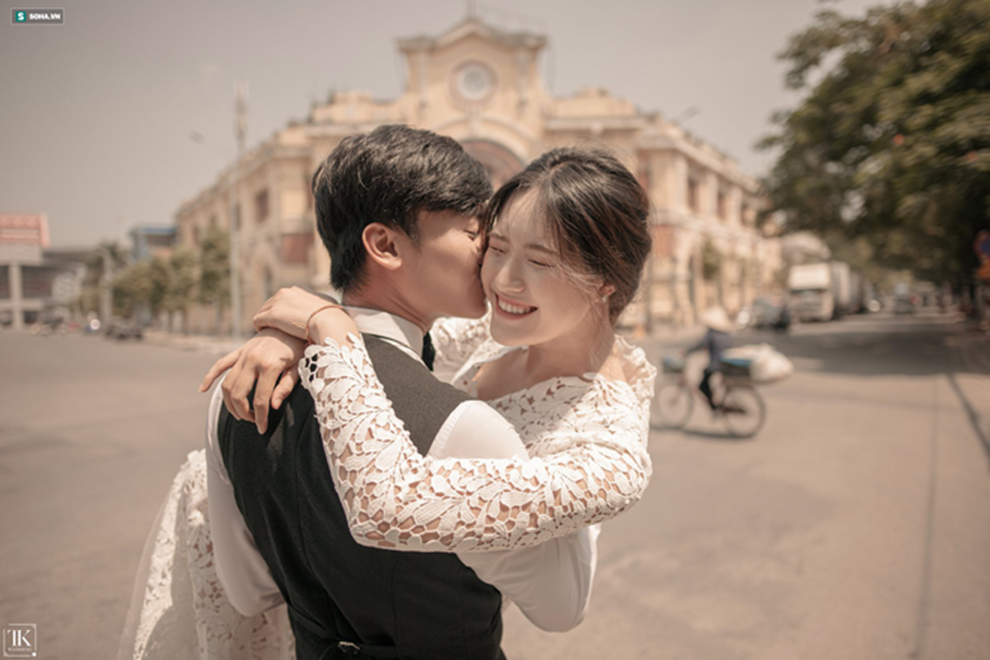 Bộ ảnh cưới siêu chất khiến dân đất Cảng thích thú: Đến nhà vệ sinh trong sân bay cũng ảo!-13