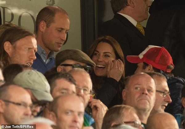 Gia đình Công nương Kate đưa nhau đi xem bóng đá, Meghan Markle muối mặt khi bị đá xéo quá khứ chảnh chọe với hàng ghế trống không-4
