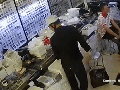 Trộm điện thoại giữa cửa hàng đông người