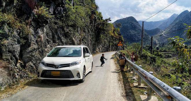 Người phụ nữ ngồi trong ô tô ném kẹo ra cho nhóm trẻ vùng cao: Dân mạng bức xúc-1