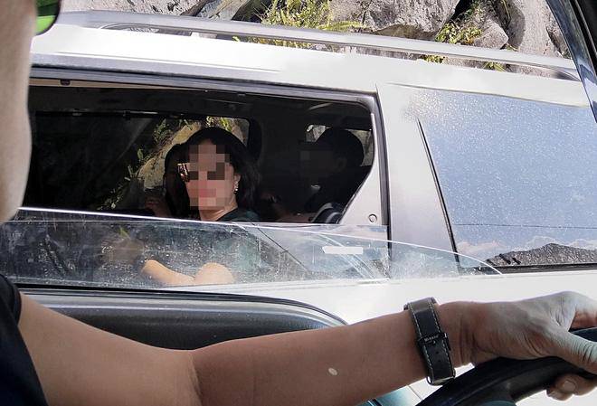 Người phụ nữ ngồi trong ô tô ném kẹo ra cho nhóm trẻ vùng cao: Dân mạng bức xúc-2