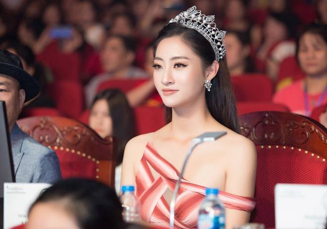 Hoa hậu Lương Thuỳ Linh khoe dáng nuột nà lần đầu làm giám khảo-4