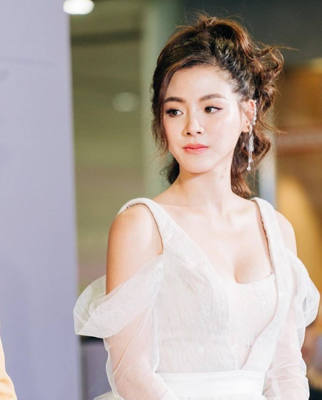 Mỹ nhân ‘Chiếc lá cuốn bay’ nổi bật với váy áo trễ ngực khoe body sexy-1