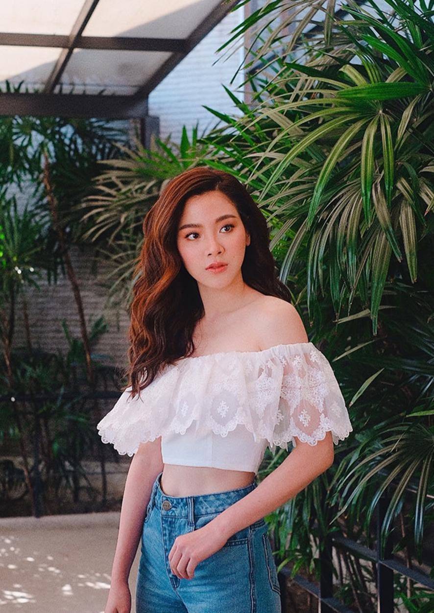 Mỹ nhân ‘Chiếc lá cuốn bay’ nổi bật với váy áo trễ ngực khoe body sexy-12