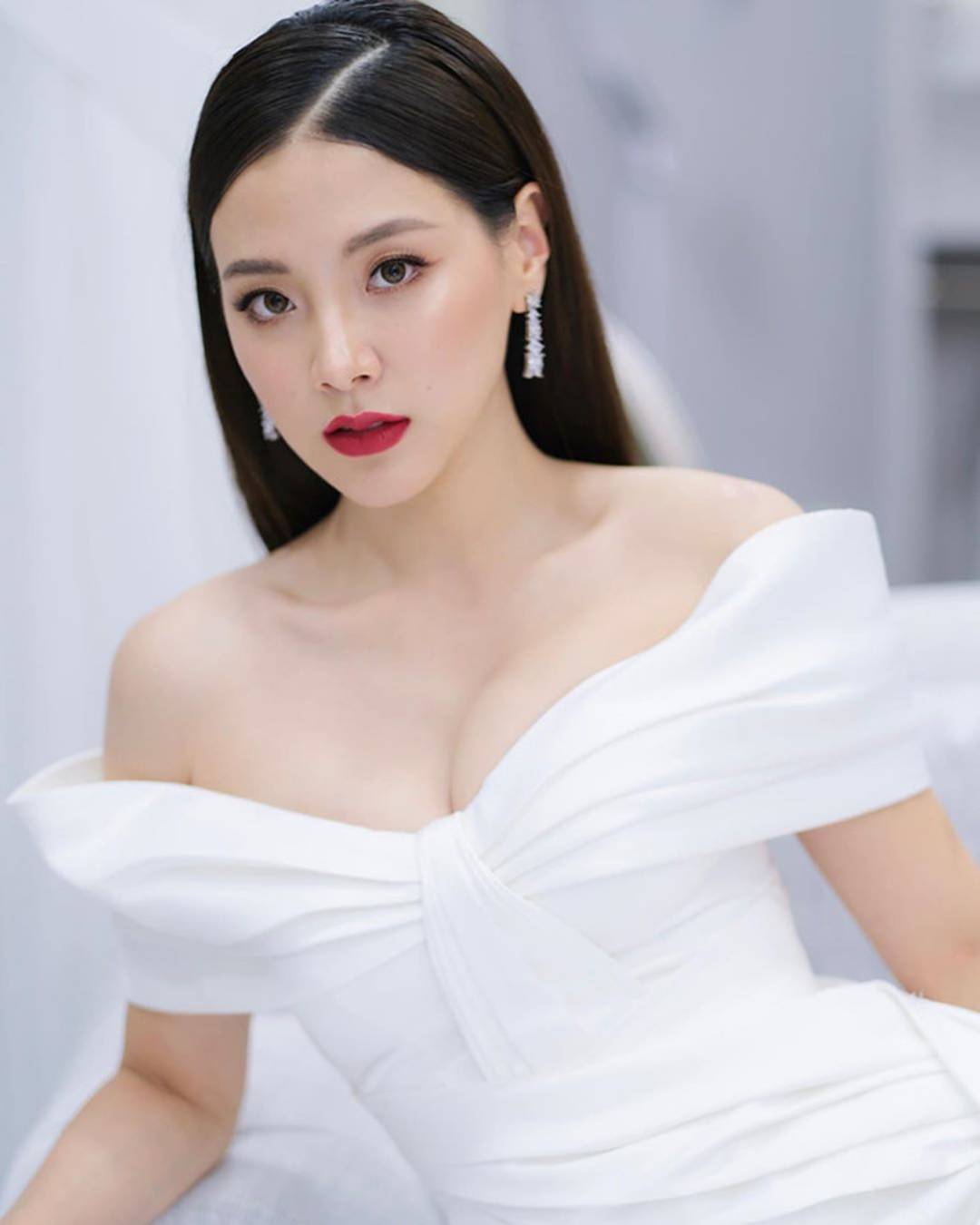 Mỹ nhân ‘Chiếc lá cuốn bay’ nổi bật với váy áo trễ ngực khoe body sexy-3