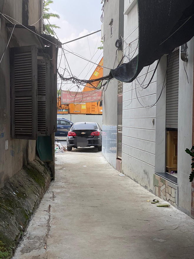 Đỗ ô tô ở vị trí quá hiểm, người chủ xe khiến cả ngõ xôn xao, tức tốc đi tìm-3