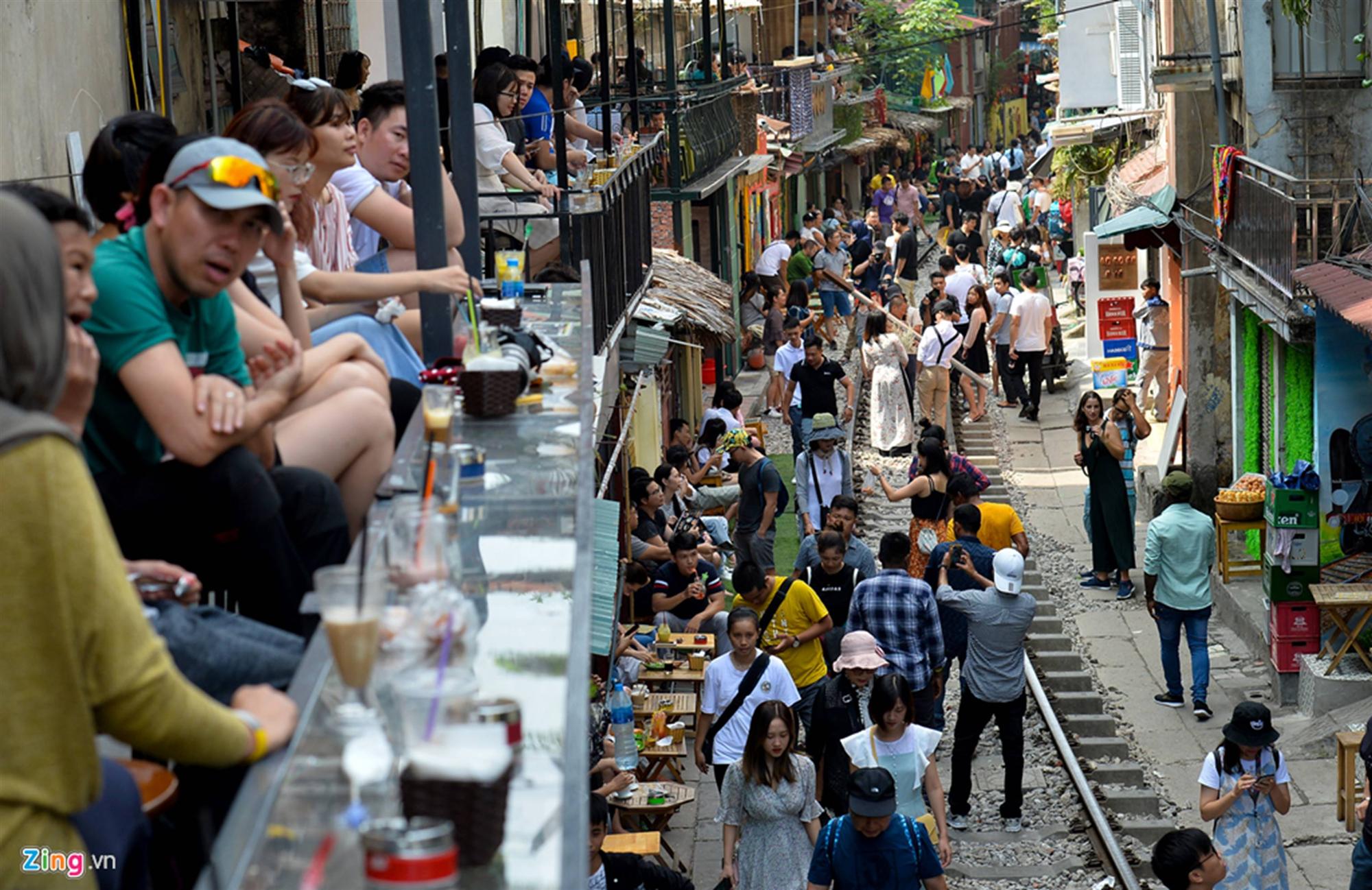 Phố cafe đường tàu đông nghẹt người trước thông tin sẽ bị dẹp-1