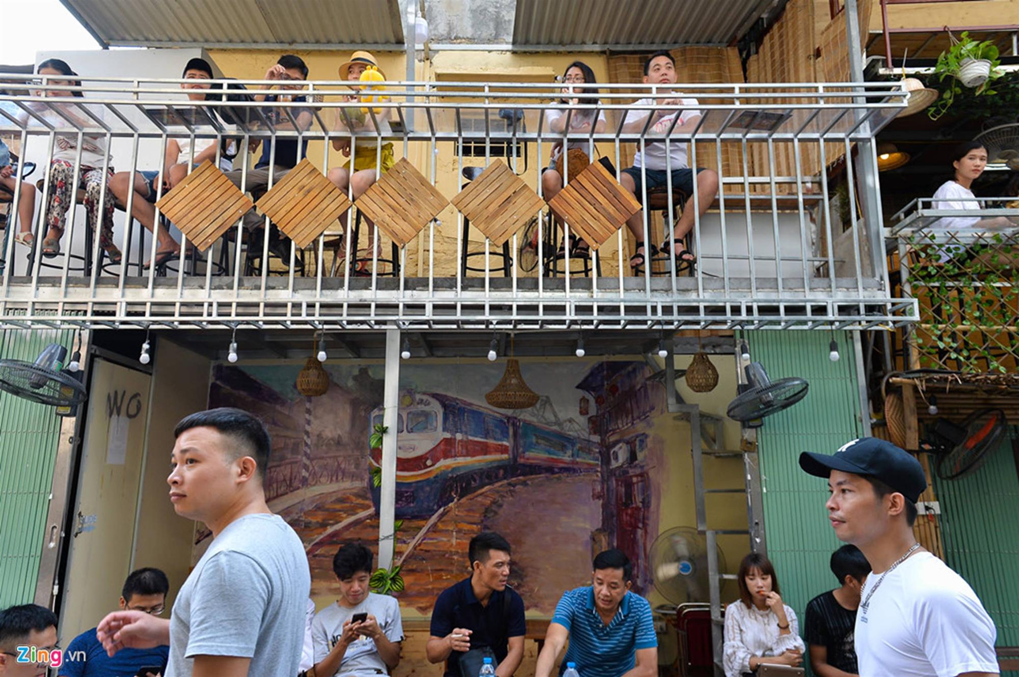 Phố cafe đường tàu đông nghẹt người trước thông tin sẽ bị dẹp-2