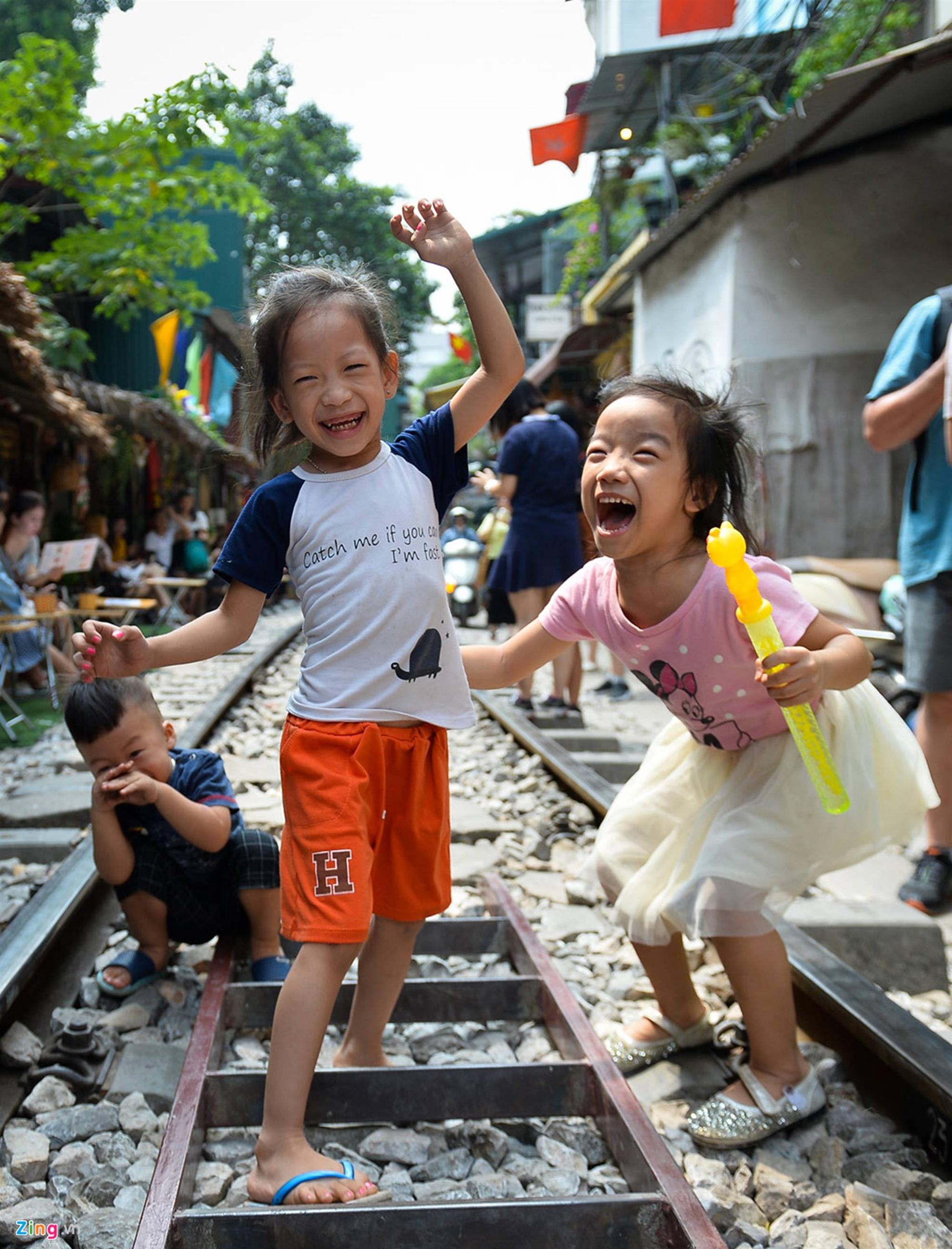 Phố cafe đường tàu đông nghẹt người trước thông tin sẽ bị dẹp-4