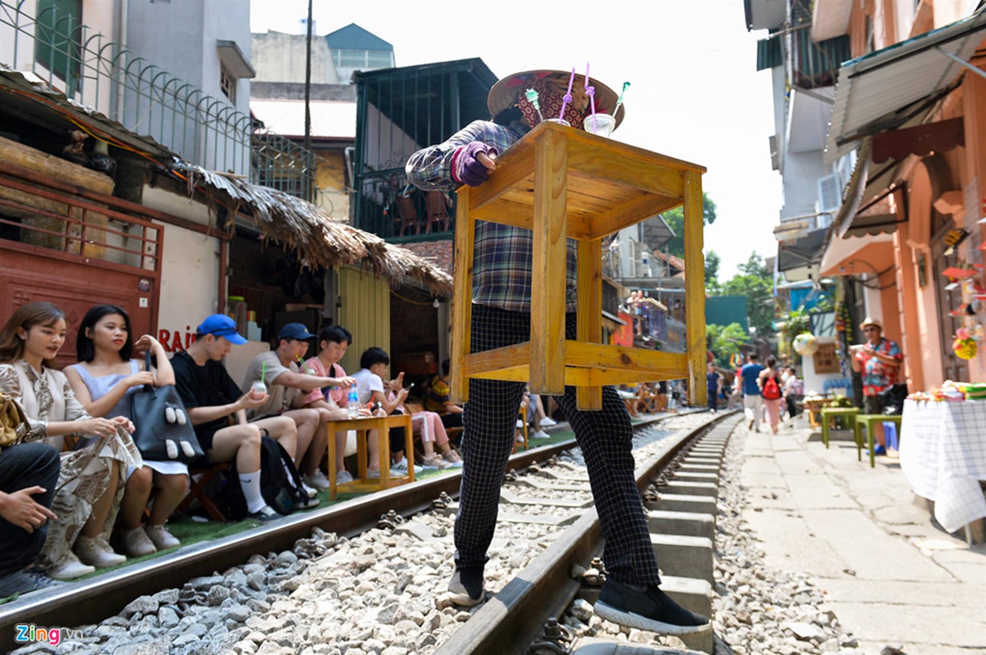 Phố cafe đường tàu đông nghẹt người trước thông tin sẽ bị dẹp-5